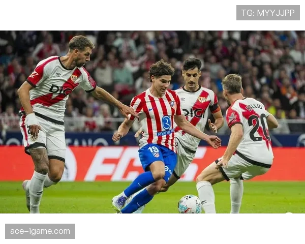 足球赛事伤停补时判罚引争议，球队战术调整成焦点