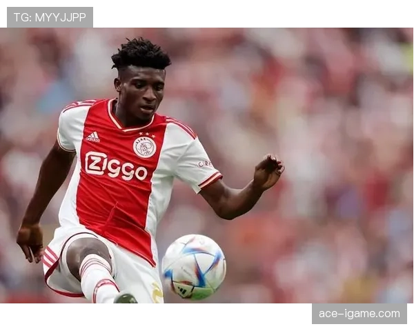 阿贾克斯定位球表现出色，状态持续提升助力精彩赛季