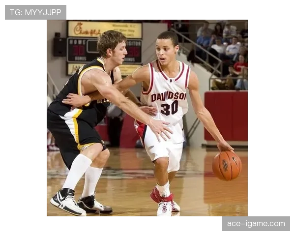 特雷·杨持球挡拆制造错位，拉开空间效率胜过库里