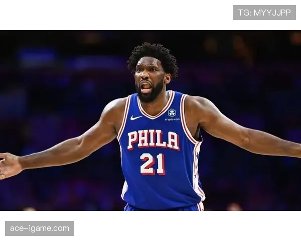 恩比德场下狂炫三层芝士汉堡，这自律人设是不是有点绷不住了？