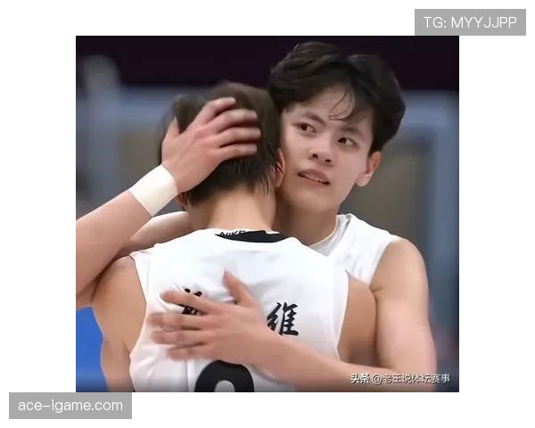 杨舒予比赛时超甜，场下居然把牛仔裤穿成了时装周主角？